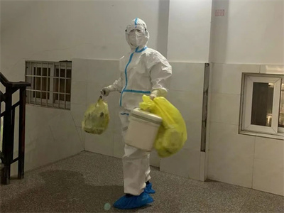 每天敲門的“基層大白” 劉學英與社區(qū)消毒服務的堅守